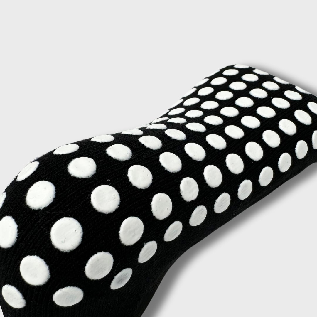BeStable Gripsocks, rutschfeste Performance-Socken für Fußball und andere Sportarten, entwickelt für optimalen Halt und Stabilität auf dem Spielfeld. Hergestellt aus atmungsaktiven und hochwertigen Materialien für maximalen Komfort und perfekte Passform. Die Anti-Rutsch-Technologie sorgt für sicheren Stand und verbessert die Bewegungsperformance. Ideal für Kinder und Erwachsene, geeignet für Training und Wettkämpfe. Die BeStable Gripsocks sind langlebig, stylish und in verschiedenen Farben erhältlich