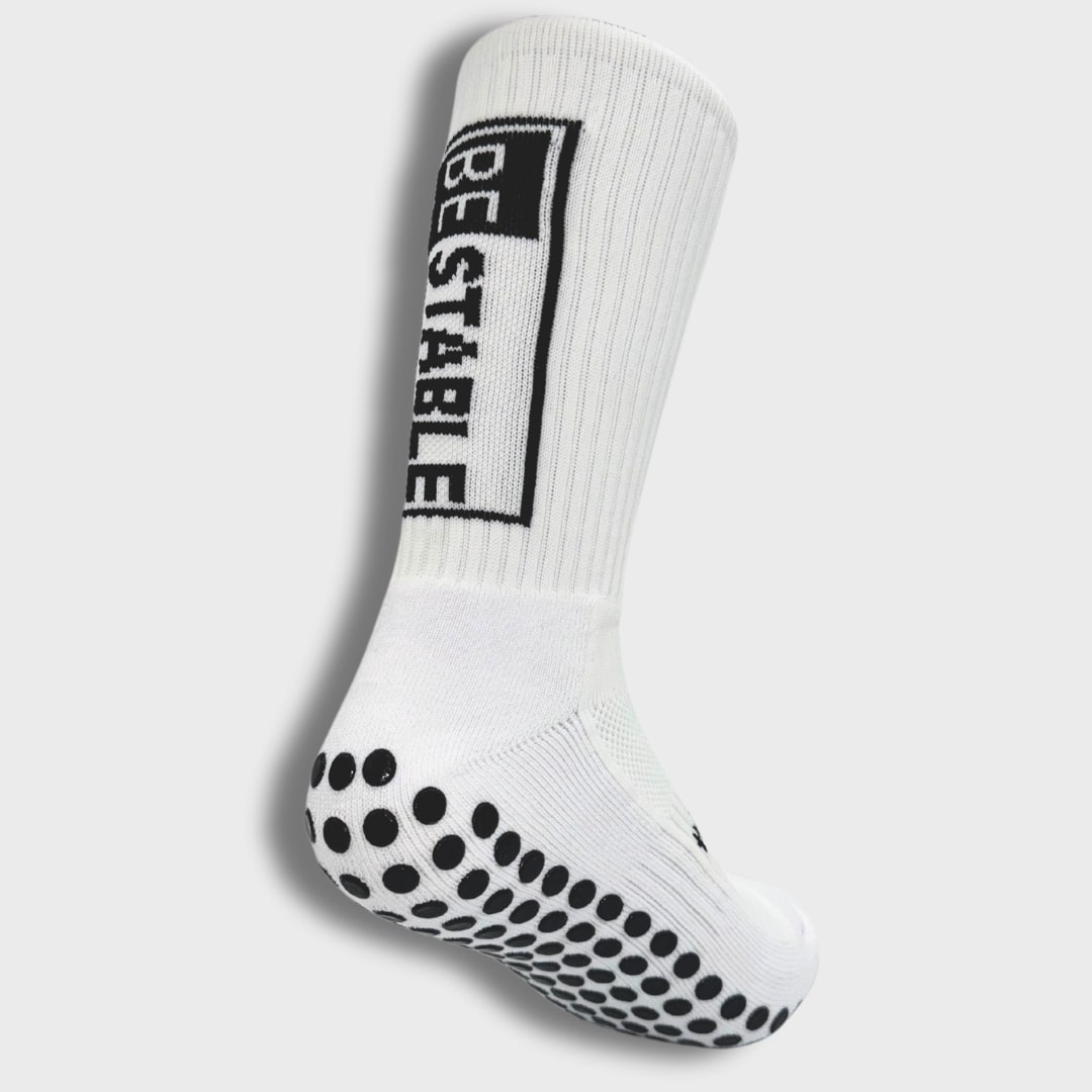 BeStable Gripsocks, rutschfeste Performance-Socken für Fußball und andere Sportarten, entwickelt für optimalen Halt und Stabilität auf dem Spielfeld. Hergestellt aus atmungsaktiven und hochwertigen Materialien für maximalen Komfort und perfekte Passform. Die Anti-Rutsch-Technologie sorgt für sicheren Stand und verbessert die Bewegungsperformance. Ideal für Kinder und Erwachsene, geeignet für Training und Wettkämpfe. Die BeStable Gripsocks sind langlebig, stylish und in verschiedenen Farben erhältlich