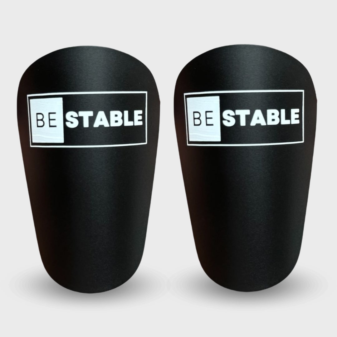 BeStable Mini-Schienbeinschoner, kompakte und ultraleichte Schienbeinschoner für Fußballspieler jeden Alters. Entwickelt für optimalen Schutz und Tragekomfort, ideal für Training und Wettkämpfe. Hergestellt aus hochwertigen und langlebigen Materialien mit innovativem, minimalistischem Design. Perfekte Wahl für Kinder und Erwachsene, die Wert auf Sicherheit und Stil legen. Diese vielseitigen und strapazierfähigen Schienbeinschoner sind ein unverzichtbares Zubehör für alle Sportbegeisterten,