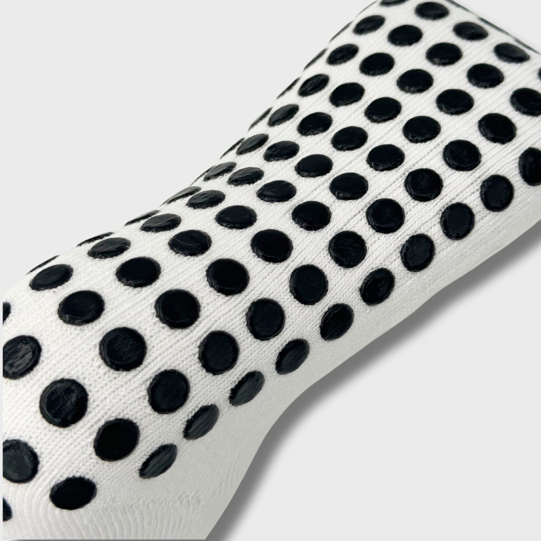 BeStable Gripsocks, rutschfeste Performance-Socken für Fußball und andere Sportarten, entwickelt für optimalen Halt und Stabilität auf dem Spielfeld. Hergestellt aus atmungsaktiven und hochwertigen Materialien für maximalen Komfort und perfekte Passform. Die Anti-Rutsch-Technologie sorgt für sicheren Stand und verbessert die Bewegungsperformance. Ideal für Kinder und Erwachsene, geeignet für Training und Wettkämpfe. Die BeStable Gripsocks sind langlebig, stylish und in verschiedenen Farben erhältlich